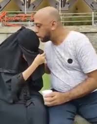 Sejak kecil syekh ali jaber dapat bimmbingan agama oleh ayahnya. Potret Anak Dan Istri Syeikh Ali Jaber Belum Bisa Bahasa Indonesia Dan Takut Sama Boneka Gaes Gemas Banget
