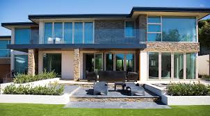 Meskipun tidak beraturan, desain rumah dengan batu ini tetap terlihat menarik dan bernilai estetik. Rumah Minimalis Tampak Depan Dengan Batu Alam Rancangan Desain Rumah Minimalis