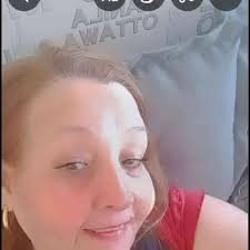 Salve, Rainha, Mãe de misericórdia, vida, doçura e esperança nossa, salve!  A vós bradamos, os degredados filhos de Eva; a vós suspiramos, gemendo e  chorando neste vale de lágrimas. Eia, pois advogada