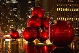 The Way My Mom Muffin Likes Her Christmas Big Red Gold And All Lit Up Noel Arbres De Noel Rouge New York Noel