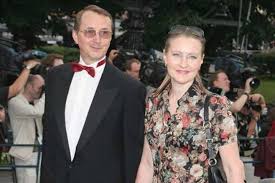 О третьем супруге актрисы известно очень мало. Nikolayu Burlyaevu Uzhe 74 Goda Akter Byl Zhenat Na Varlej I Bondarchuk No Schaste Obrel Tolko S Tretej Popytki Kultura Seldon Novosti