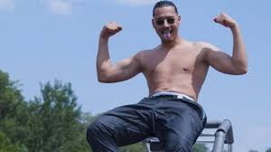 „ich tipp nur das ins iphone ein, was ich erleb', singt apache 207 im song „fame. Apache 207 Regiert Die Charts Mit 4 Tracks In Den Top 10 Hiphop De