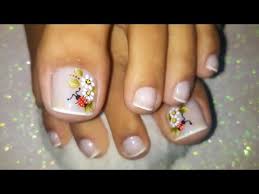 As mais pedidas nos salões de beleza são as francesinhas decoradas com flores na qual consiste de uma francesinha simples com flores desenhadas tanto com tintas quanto com o próprio esmalte. Unhas Decoradas Para Os Pes Francesinha Facil Youtube