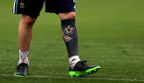 .del tatuaje gigante de lionel messi en la espalda de un fanático brasileño, ahora fue el propio capitán de la selección argentina el que se acercó a ese hincha que lo esperó durante varias horas en las inmediaciones del hotel windsor brasilia, en el que el plantel albiceleste descansa y se concentra. El Ultimo Tatuaje Familiar De Messi