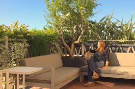 Progetto e materiali doc esteticamente valida, funzionale e perfetta per contenere le piante e arredare il terrazzo, la fioriera è adatta a molti contesti. Arredare Il Terrazzo Con Le Piante Living Corriere