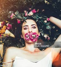 Photo libre de droit de Jeune Homme Barbu Souriant Sentant De Magnifiques  Fleurs banque d'images et plus d'images libres de droit de Prise de vue en  extérieur
