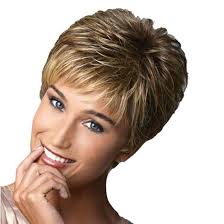 Pour homme ou pour femme, la coupe courte afro se présente sous différentes formes, de la coupe au bol façon 70's, à la brosse tout en vertical mondialement connus de will smith, en passant par les petites tresses boudins, le tout généralement accompagné d'un dégradé à l'américaine. Mode Perruque Courte Coupe De Cheveux Boucles En Degrade De Couleur Perruques Court Synthetique Oapsaga1164 Cdiscount Au Quotidien