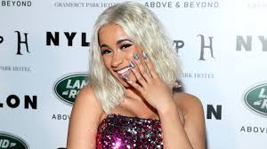 cardi b becomes first solo female rapper to top the singles