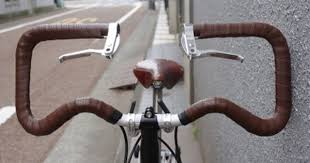 以前microshiftサムシフターに変更したbromptonの追加作業をお受けしましてストレートバーからp タイプのハンドルバーに交換して欲しいとの事ですbromptonのハンドルバーは上記のような３ 種ですp typeってのは一番右のマル ブロンプトン 自転車 サムシフター