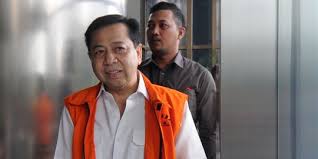 Foto mantan ketua dpr setya novanto tengah duduk dengan ponsel didekatnya beredar. Perubahan Drastis Kehidupan Setya Novanto Setelah Berada Di Jeruji Besi Kpk Merdeka Com