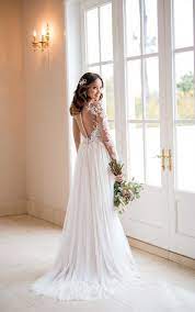 This marvelous piece features a column silhouette and fully sparkling. Liebliches Boho Brautkleid Aus Spitze Stella York Wedding Gowns