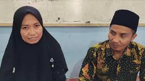 Cara seperti ini di dalam bahasa arab disebut tarkhiim (تَرْخِيْمٌ), yaitu menghilangkan beberapa huruf terakhir. Kisah Viral Gaji Guru Bahasa Arab Di Asahan Rp 6 Ribu Per Hari Tak Ada Tujuan Menyinggung Siapapun Tribun Medan