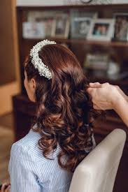 offene haare als brautfrisur zusatzlich ein blumenhaarreif aus schleierkraut foto gina marry brautfrisur frisuren brautfrisuren offene haare