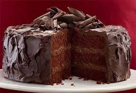 Gateau Etage Au Chocolat Noir Ganache Au Caramel Et A La Cannelle Coup De Pouce Cupcake Cakes Chocolate Addict Food