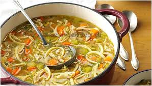 Zutaten 1 Suppenhuhn Etwa 2 5 Kg Salz 1 Bund Suppengrun 2 Lorbeerblatter 5 Pfefferkorner 1 Zwiebel 2 Stangel Glat Huhnersuppe Rezepte Suppen Und Eintopfe