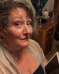 Carrie Hennessey's Instagram, Twitter & Facebook