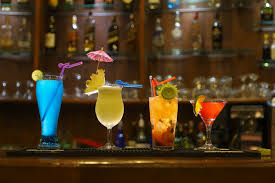 There are various types of cocktails, based on the number and kind of ingredients added. Cocktail Famosi Piu Bevuti E I Migliori Set Per Preparali Www Stile It