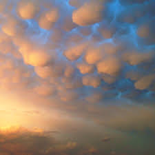 Klassifikation gattungen cirrus ci cirrocumulus cc cirrostratus cs altocumulus ac altostratus as stratocumulus sc stratus st cumulus cu nimbostratus ns … deutschwikipedia. Most Unusual Mammatus Clouds Appear In The Sky Of Qatar What S Goin On Qatar
