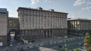 У 2017 році всі підрозділи кмда і київської міськради планували розмістити в одному приміщенні, а вивільнені приміщення здати в оренду. Kmda Ne Nadavala Zhodnih Dozvoliv Na Vstanovlennya Sceni Nad Pam Yatnnim Znakom Na Ploshi Konstituciyi Kiyivska Miska Rada