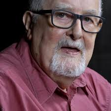 Quarante ans plus tard, le photographe ambulant Gilbert Bernard raconte  comment il a pris le portrait, devenu célèbre, du petit Grégory Villemin  dans un supermarché de Bruyères, dans les Vosges. Quatre mois