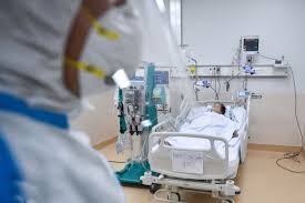 Như vậy, trong vòng bảy ngày gần đây, có đến 93 trường hợp đã được phát hiện tại sáu tỉnh thành, chỉ dấu cho thấy ngành y tế vỡ trận trong việc chống dịch. Sá»' NgÆ°á»i Cháº¿t Vi Covid 19 á» Viá»t Nam TÄng Vá»t Thiáº¿u Xe Cáº¥p Cá»©u