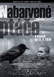 Jeho předchozí filmy mazaný filip (2003) a především tobruk (2008). Recenze Nabarvene Ptace Nenechalo Se Uklovat V Surovem Lidskem Svete Cervenykoberec Cz