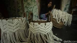 Bahan lunak alam adalah bahan karya kerajinan yang diperoleh dari alam dan cara pengolahannya juga secara alami, tidak dicampur atau dikombinasi dengan bahan buatan. Pengertian Kerajinan Tujuan Jenis Dan Contohnya