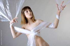 Frau posiert nackt für Aktfoto mit Folie in Studio Stock Photo | Adobe Stock