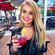 Demi Burnett 7 Things To Know About The Bachelor Star Colton Underwood S Bachelorette Demi Burnett Plus Photo Gallery Makeup For Blondes Bachelorette Demi