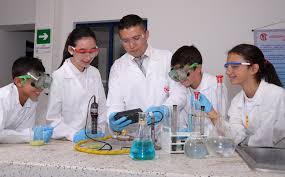 Resultado de imagen de imagenes de alumnos en laboratorio de quimica y fisica