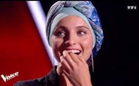 Après avoir séduit le jury, une jeune chanteuse française d'origine syrienne s'est vu reprocher des publications polémiques sur facebook. The Voice Ce Que Mennel A Reellement Chante En Arabe Tribune Juive