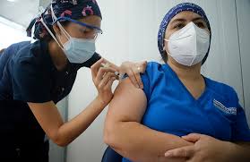 Compañía internacional líder en la industria farmacéutica mundial. Llegan A Chile 158 Mil Dosis De Vacuna Astrazeneca Cuyo Estudio En Fase 3 Lidero La U De Chile Universidad De Chile