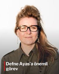 Hollanda'nın Eindhoven şehrindeki Van Abbemuseum, görevdeki 20 yılının  ardından istifa eden Charles Esche'nin yerine Defne Ayas'ın atandığını  duyurdu. Eylülde göreve başlayacak olan Ayas, 6. Moskova Bienali ve 11.  Baltık Trienali'nin eş küratörlük