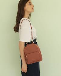 Namun ternyata ada banyak sekali produk tas buatan indonesia yang juga memiliki kalo kamu penasaran, langsung aja deh kamu simak 12 merk tas wanita lokal yang bagus di bawah ini! Asli Buatan Negeri Sendiri 5 Merek Tas Lokal Ini Gak Kalah Fashionable Dari Brand Luar