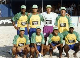 O brasil conquistou neste domingo (13) o título do 1º mundial de futebol de areia . Bau Da Selecao Junior Negao Relembra Conquista Do Mundial De 95 Com Zico Junior E Companhia Confederacao Brasileira De Futebol