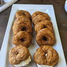 Only 65 calories and 2 net carbs per bagel. Chewy Low Calorie Pumpkin Bagel Recipe Under 50 Calories Per Bagel Health Beet