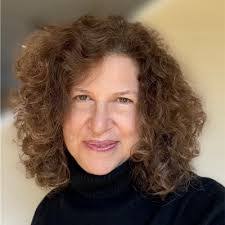 Lisa Woodall's Instagram, Twitter & Facebook