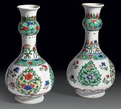 Chine Epoque Kangxi 1662 1722 Paire De Vases A Col Etroit Et Bulbeux Dans Le Gout Persan En Porcelaine Decoree En E Fleurs Stylisees Vases Miroir Brise