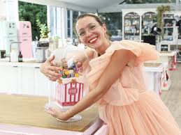 En ce moment, vous pouvez regarder le meilleur pâtissier en streaming sur canal+ ou gratuit avec publicités sur. Television Elodie Condemi Une Meilleure Patissiere Primee Pour Son Audace