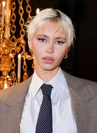 Será que o cabelo retém traumas? A explicação psicológica do porquê de um  corte de cabelo ser transformador após o fim de uma relação