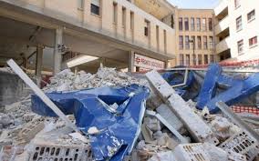 A 10 anni dal terremoto de l'aquila, la ricostruzione resta una grande sfida nazionale, che è affidata alla responsabilità delle istituzioni, a tutti i livelli. Ospedale L Aquila Nel Sisma 2009 Il Crollo Oggi L Accoglienza