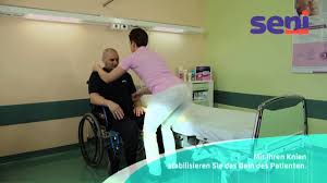 Kissen, bettdecke etc, die das aufsetzen hindern, entfernen. De 04 Seni Patiententransfer Vom Bett In Den Rollstuhl Mit Kniestabilisierung Youtube