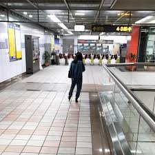 全身牛仔布 高跟鞋的耐磨女強人 instagram street view street