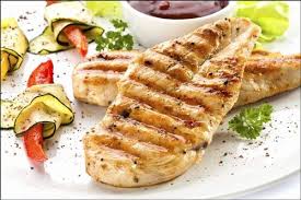 In una ciotola mettete l'olio extravergine d'oliva, lo spicchio di aglio tagliato a fettine sottili, foglie di salvia e rosmarino sminuzzate, pepe in grani e un pezzetto di peperoncino piccante se vi piace il. Calorie Petto Di Pollo E Valori Nutrizionali