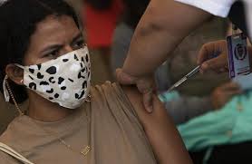 La vacuna es desarrollada por cansino biologics y el instituto de biotecnología de beijing y utiliza la misma. Argentina Autoriza Uso De Vacuna De Cansino