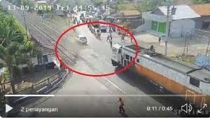Check spelling or type a new query. Kereta Tabrak Mobil Yang Selip Di Tegal Terekam Cctv Sopir Selamat Di Detik Detik Jelang Tabrakan Tribunnews Com Mobile