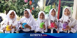Pada ppdb kali ini, jenjang smp dan sederajat menjadi kewenangan pemerintah kabupaten dan kabupaten. Kilas Pendidikan 15 Smp Negeri Terbaik Indonesia Sepanjang 2019 Halaman All Kompas Com