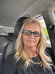 What hairstyle and color would suit me best?