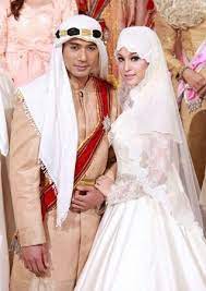Modesty and elegance is what should be identified with traditional arabic women's clothing. Pin By Plai Schulte On Etc Muslim Brides Muslim Wedding Dress Muslim Wedding