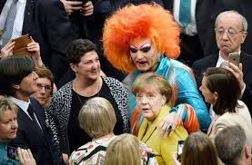 Auch heute hat robert götz matuschewski tolle nachrichten für uns. Da Staunte Auch Bundestrainer Joachim Low Links Nicht Schlecht Drag Queen Olivia Jones Und Kanzlerin Angela Merkel Geben Gemeinsam Ein Ungewohnliches Bild Ab Stuttgarter Nachrichten